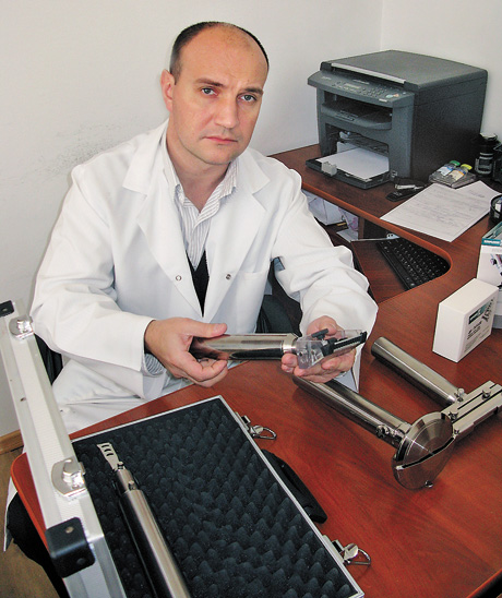 Кандидат медичних наук, доцент Андрій Ковальчук ознайомлює з власними розробками трьох моделей електродерматомів. Фото автора